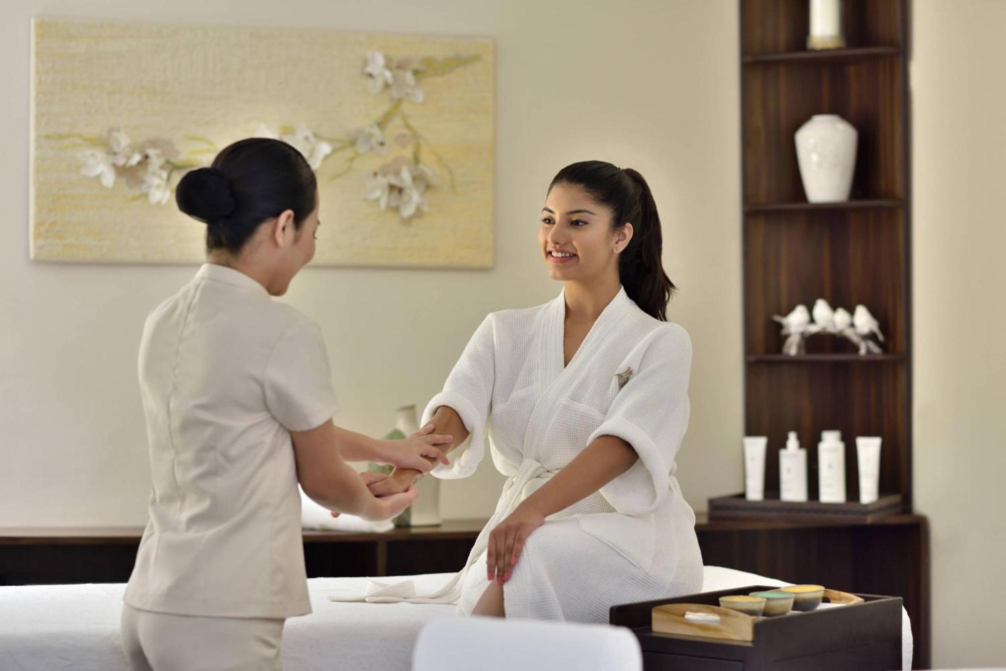 Jaipur Marriott Hotel Exterior photo A spa treatment