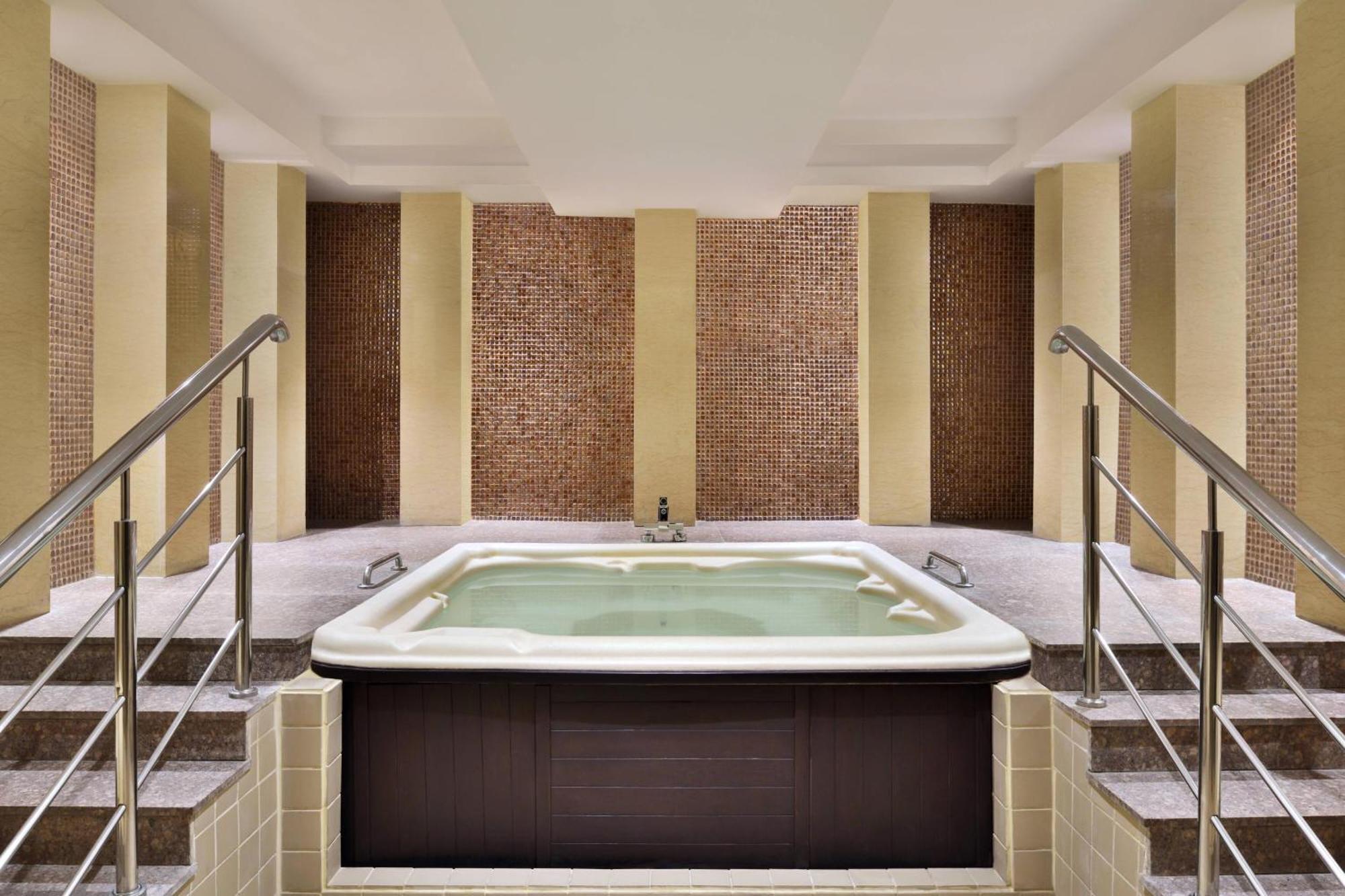 Jaipur Marriott Hotel Exterior photo A whirlpool bath
