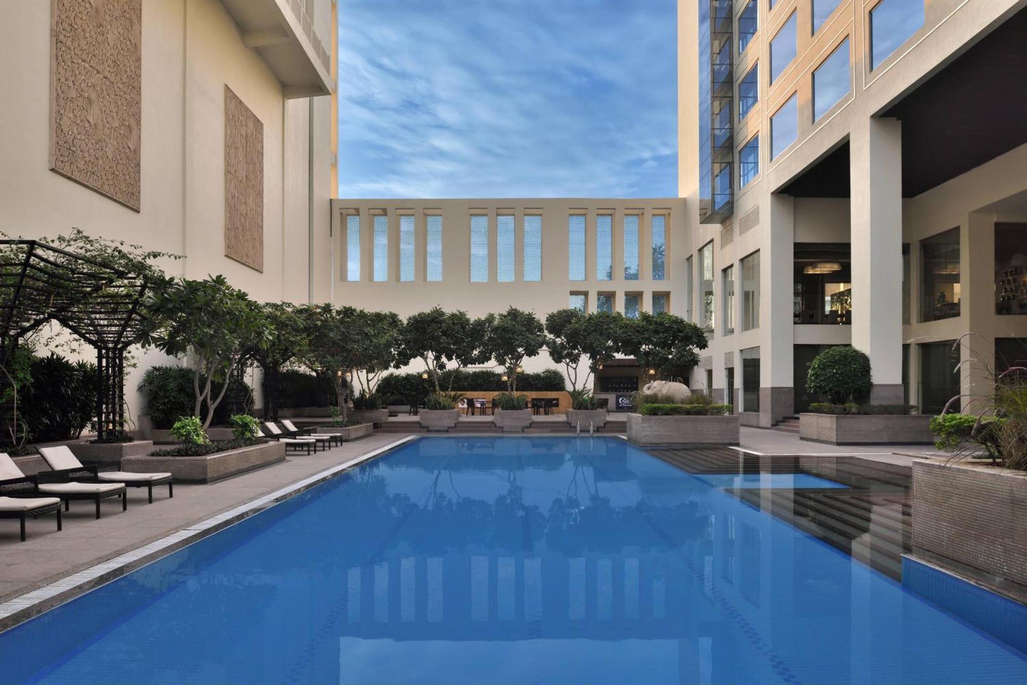 Jaipur Marriott Hotel Exterior photo The pool at the hotel