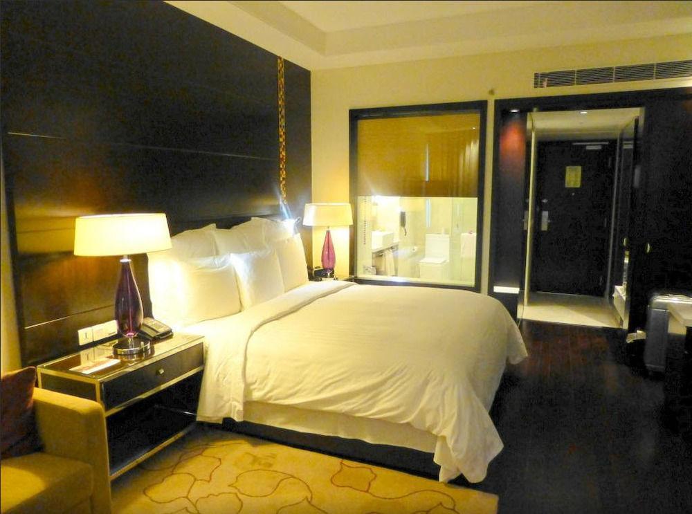 Jaipur Marriott Hotel Exterior photo A room at the Taj Mahal Palace