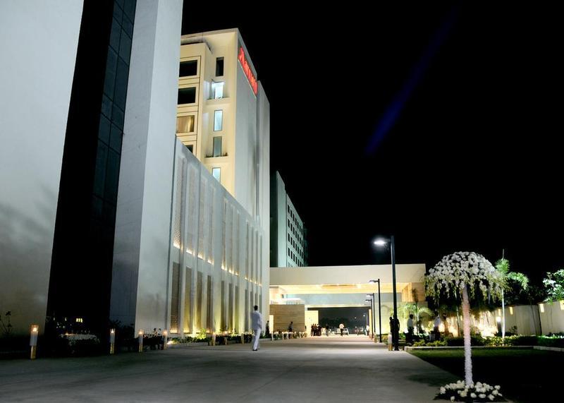 Jaipur Marriott Hotel Exterior photo The hotel at night