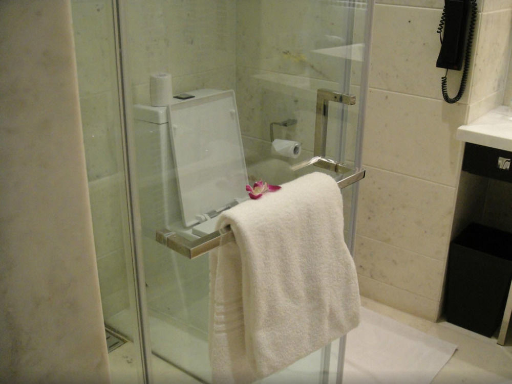Jaipur Marriott Hotel Exterior photo A shower door