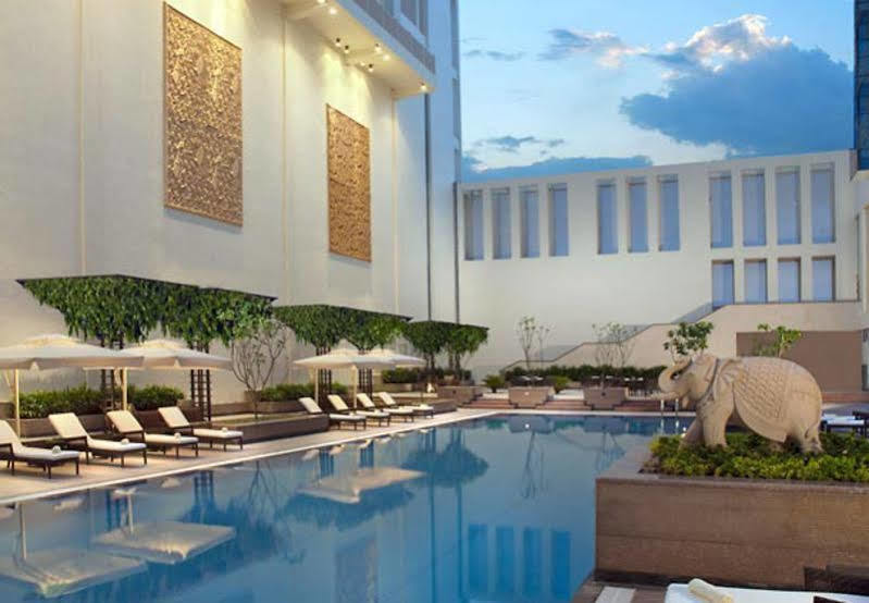 Jaipur Marriott Hotel Exterior photo The pool at the Taj Bengal